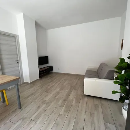 Vakantiehuis Cozy House With Garden In Centocelle Metro C Rome