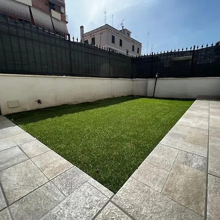 Vakantiehuis Cozy House With Garden In Centocelle Metro C Rome